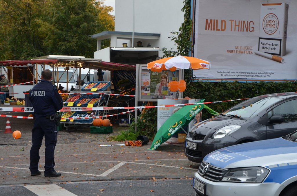 Attentat auf Fr Reker Koeln Braunsfeld Aachenerstr Wochenmarkt P12.JPG - Miklos Laubert